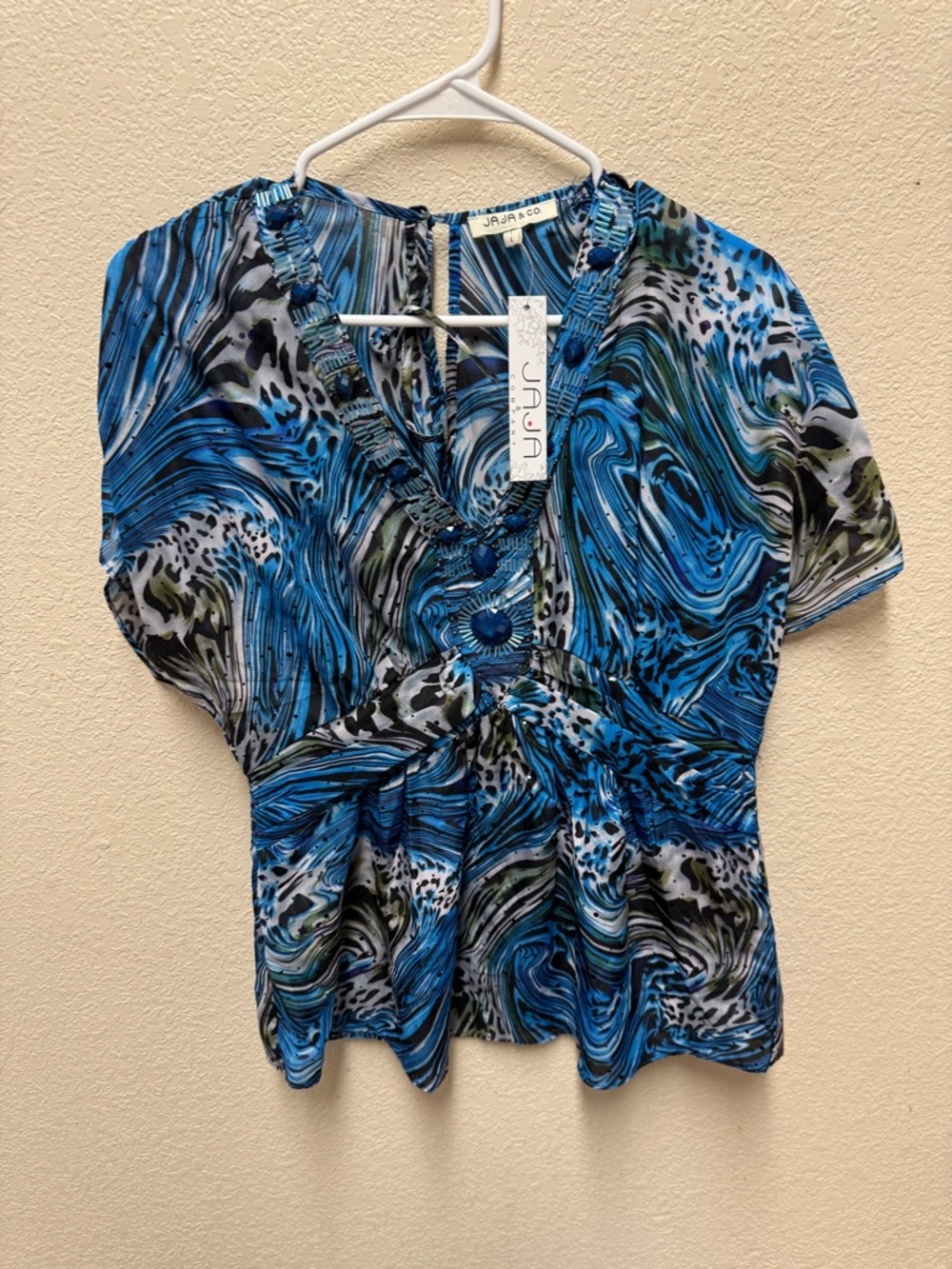 NWT Jaja & Co Featuring A Blue White and Black Patterned Design Size Large
